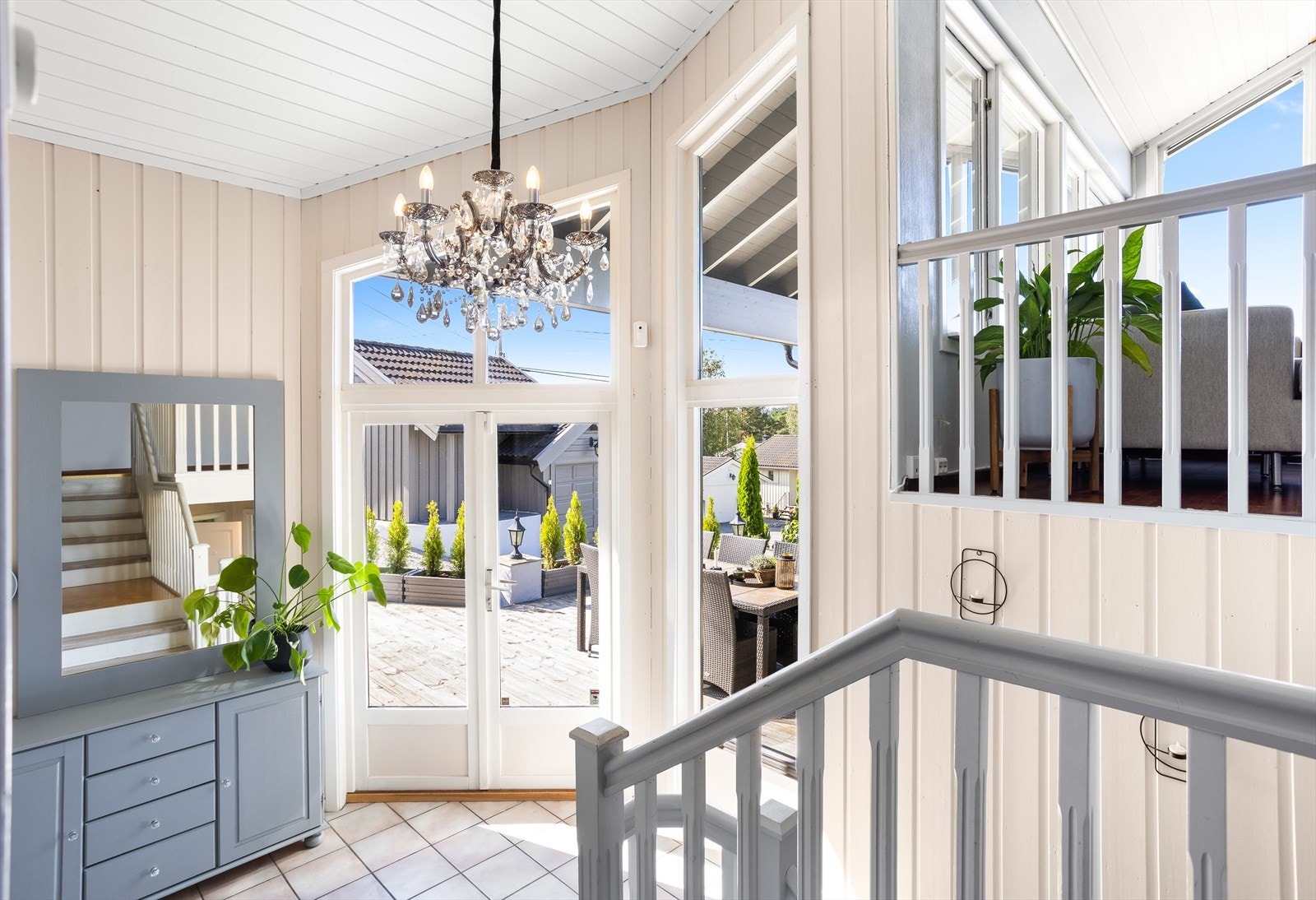 Fra hallen er det direkte utgang til en stor terrasse. Galleribilde