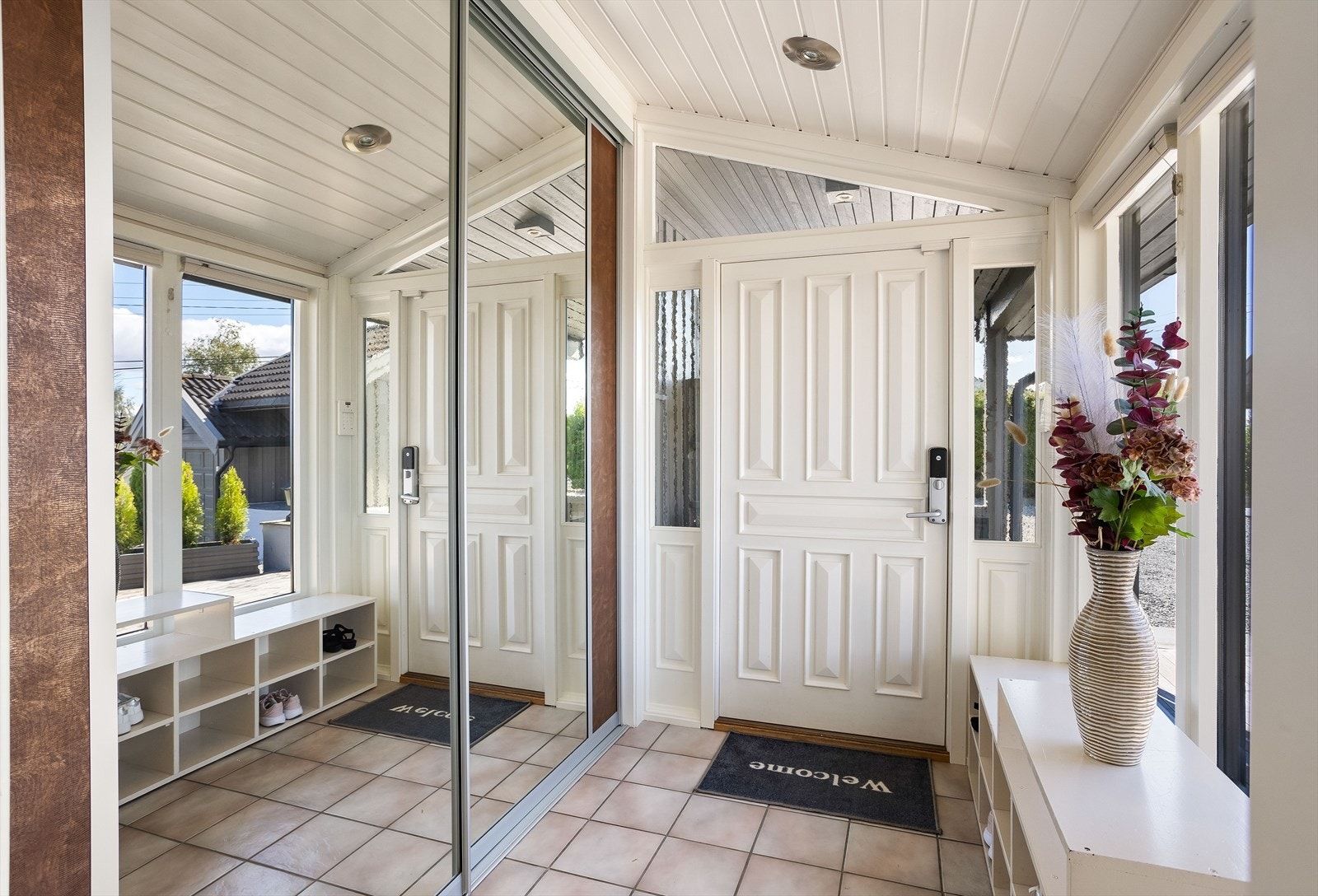 Inne i entréen er det god plass til yttertøy og sko i skyvedørsgarderobe med speilfronter. Galleribilde