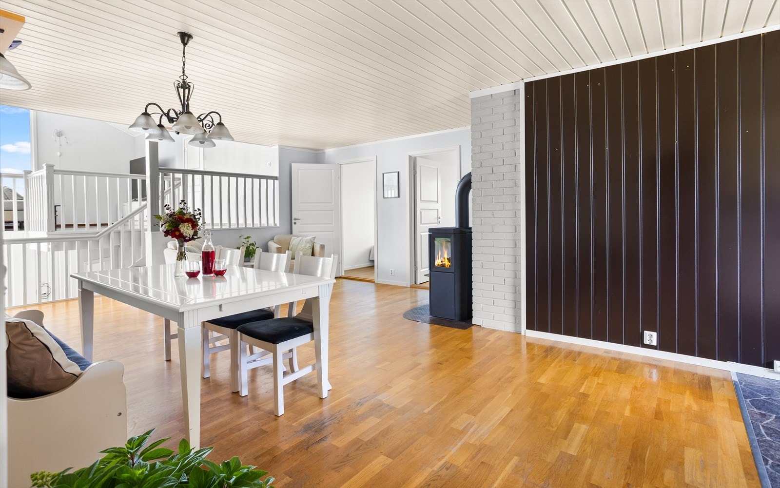 Den åpne løsningen gir plass for sosiale sammenkomster. Galleribilde