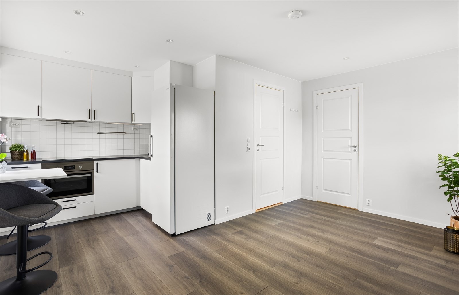 Kjøkkenet ble installert i 2022 og består av slette fronter, laminerte benkeplater og oppvaskkum (godkjent som hobbyrom, matbord og vaskerom). Galleribilde