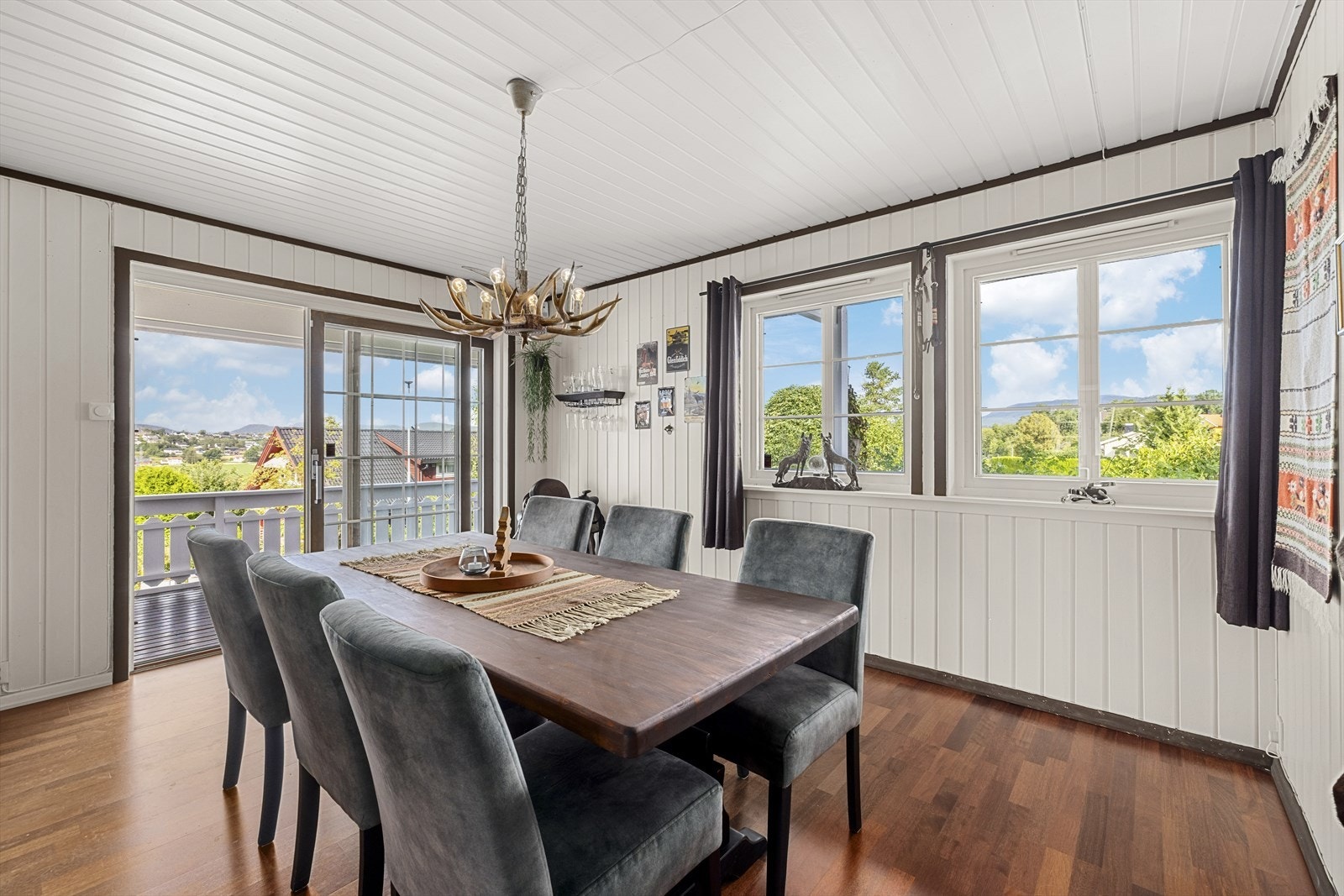 Fra stuen er det utgang til romslig veranda Galleribilde