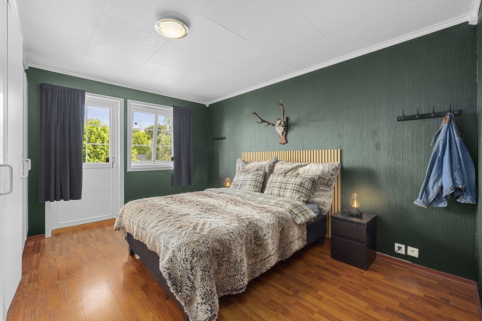 Hovedsoverom med plassbygget garderobeskap og utgang til veranda Galleribilde