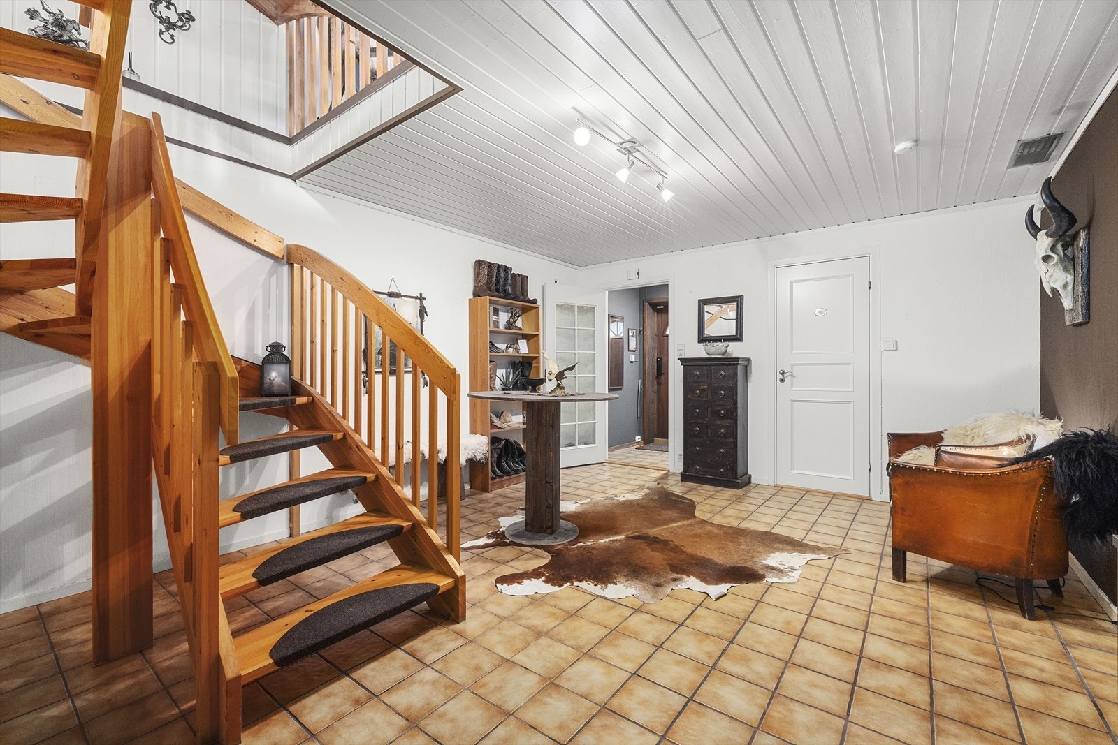 Innbydende og romslig gang i nederste plan Galleribilde