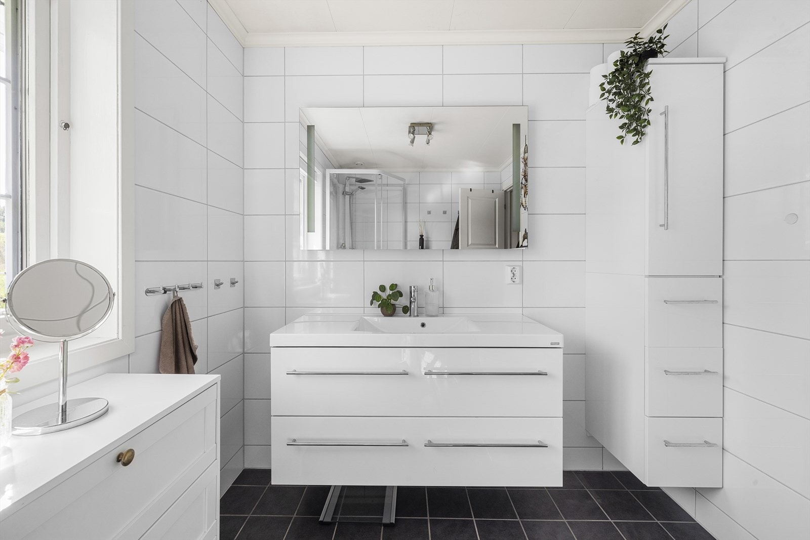 Baderommet er pent flislagt med varmekabler Galleribilde