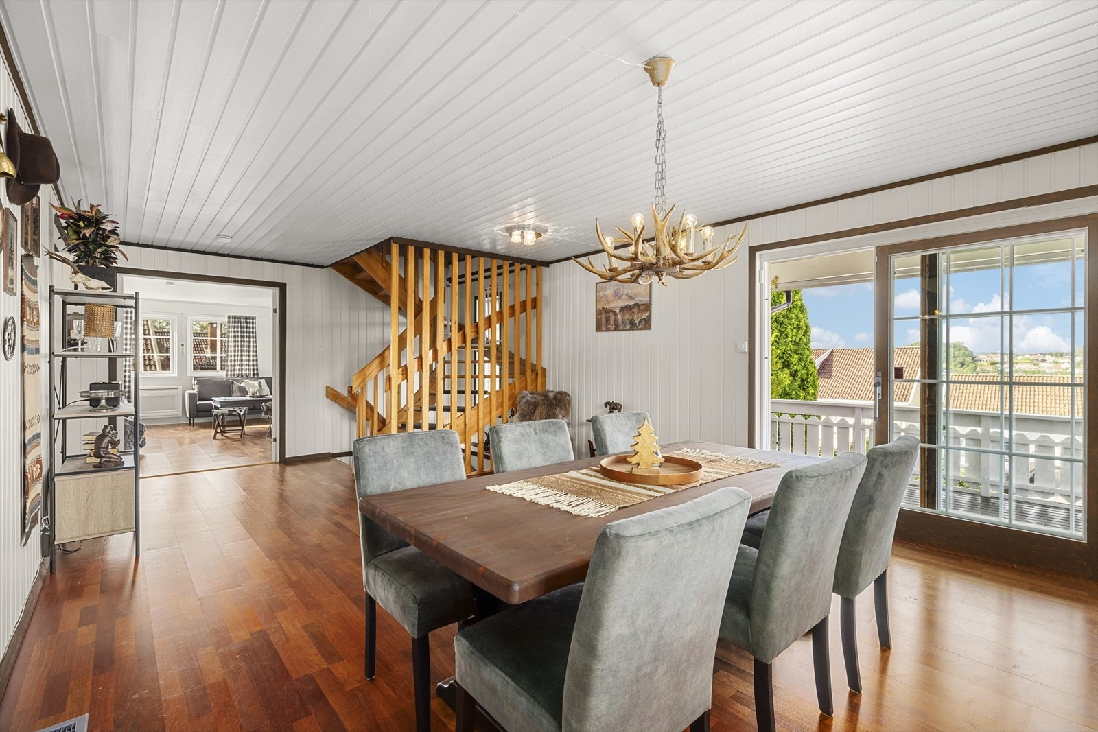 Flott og luftig stue med store vindusflater som gir rikelig med lysinnslipp og en vakker utsikt mot grønne omgivelser Galleribilde