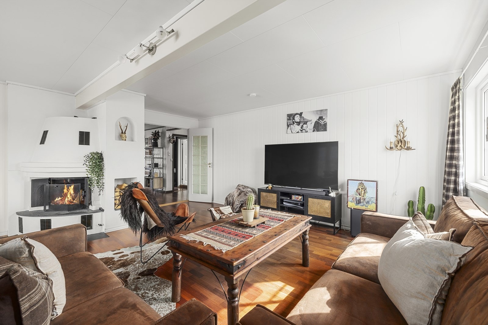 Peisovn og varmepumpe sørger for god oppvarming Galleribilde