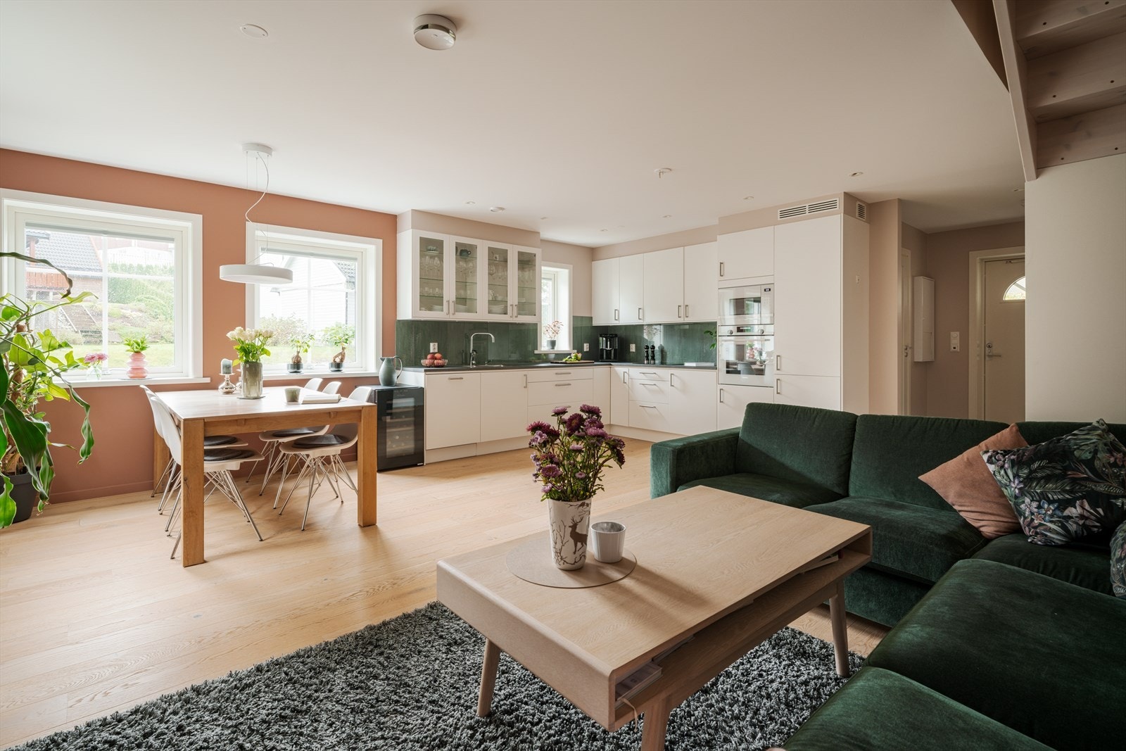 Rommet har en planløsning som gjør det enkelt å møblere med både en romslig sofagruppe og spiseplass til familie og gjester. Galleribilde