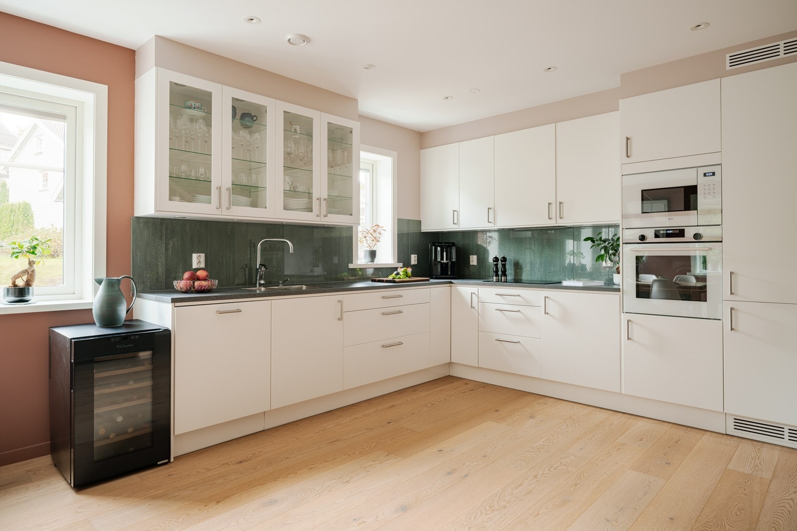 For ekstra sikkerhet er kjøkkenet utstyrt med både vannstopper og komfyrvakt. Galleribilde