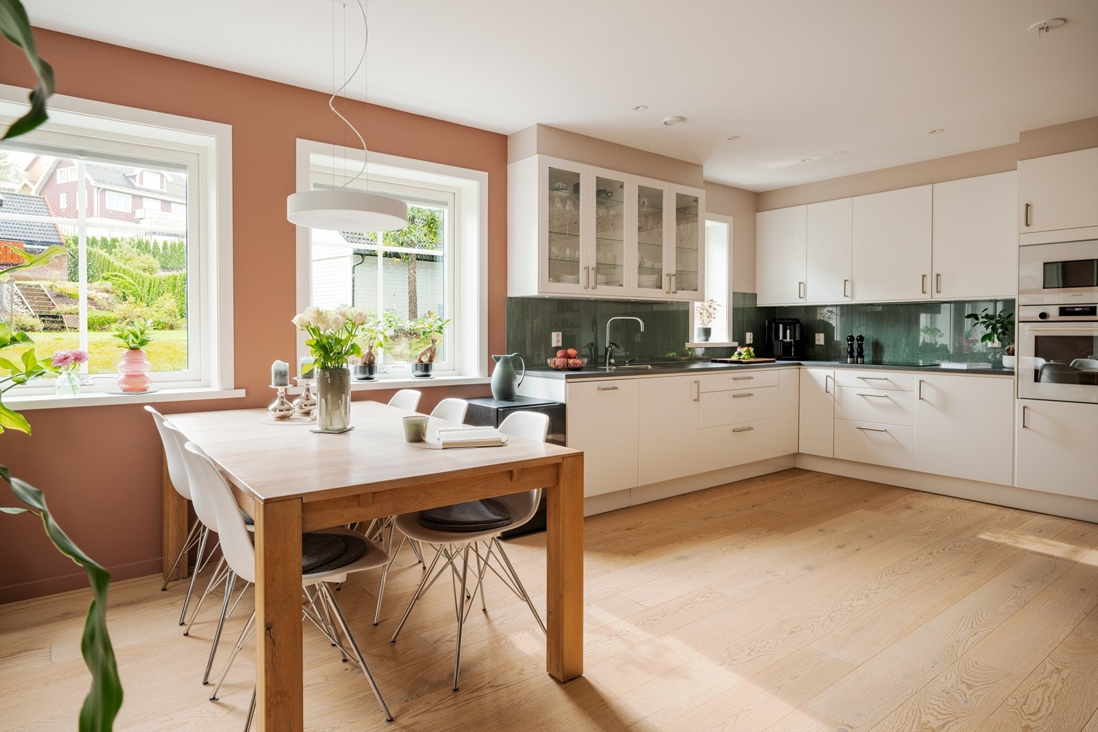 Åpen løsning til kjøkkenet. Galleribilde