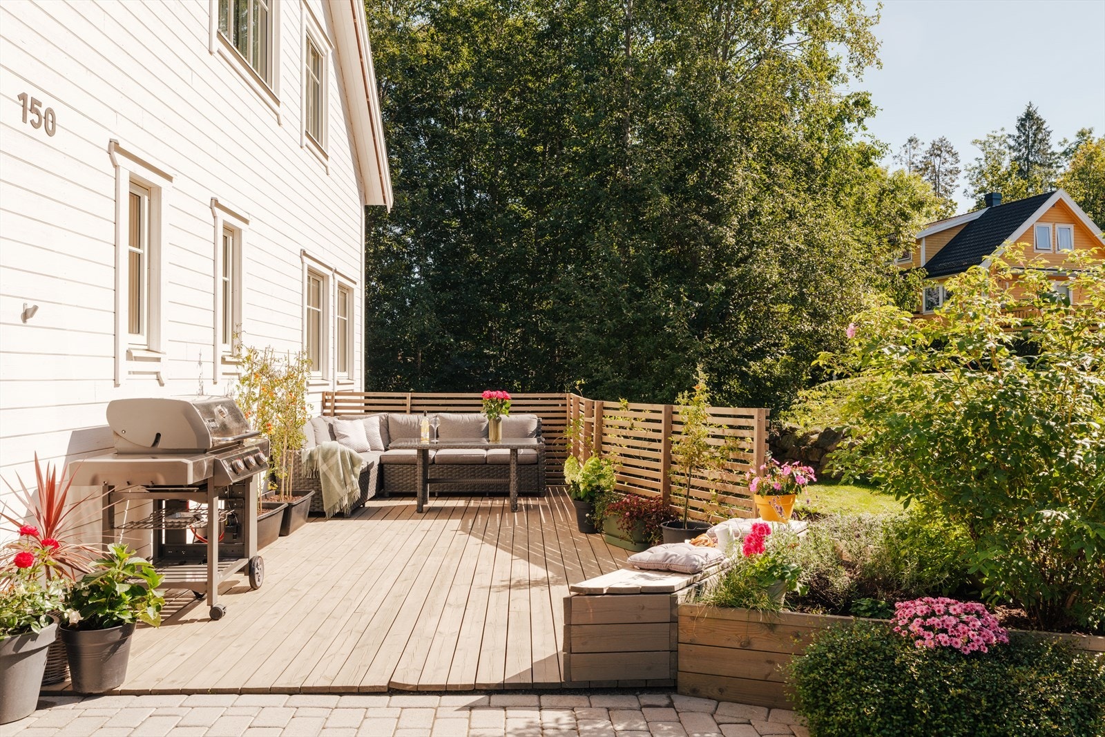 Her er det god plass til både spisebord, grill og lounge-møbler, noe som gjør uteplassen godt egnet for både måltider og avslapning. Galleribilde