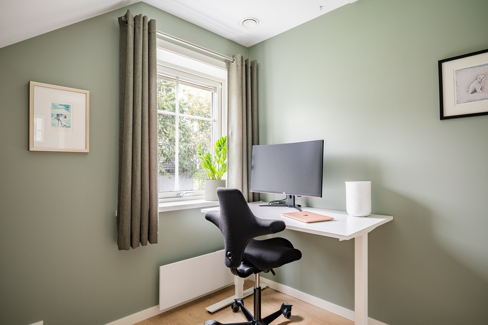 Rommene har 1-stavs parkett på gulv, malte overflater på vegger og malte flater i himling. Galleribilde