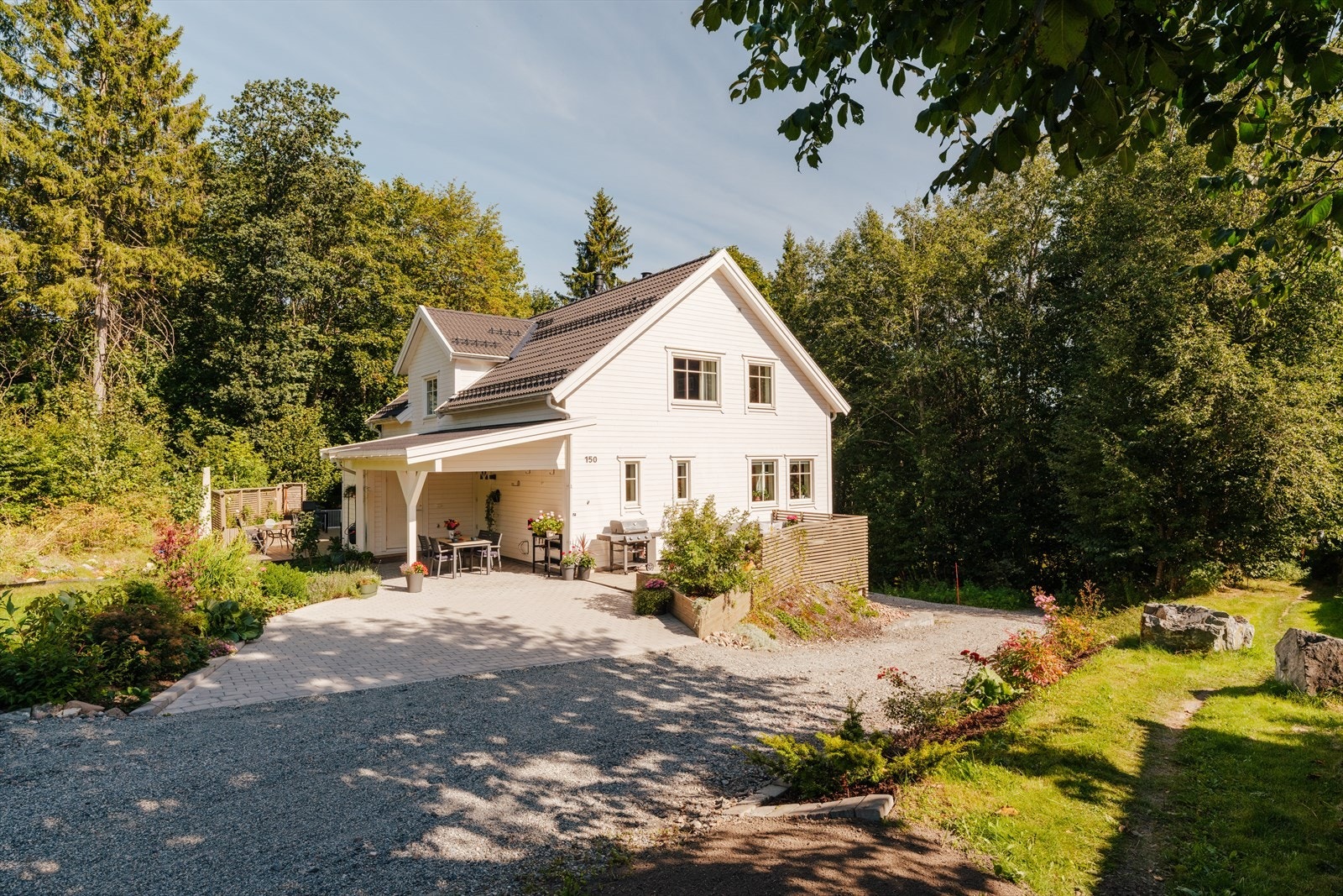 Boligen har en attraktiv og rolig beliggenhet innerst i blindvei, i et barnevennlig nabolag med gangvei til barnehager, Drengsrud barneskole og Solvang ungdomsskole. Galleribilde