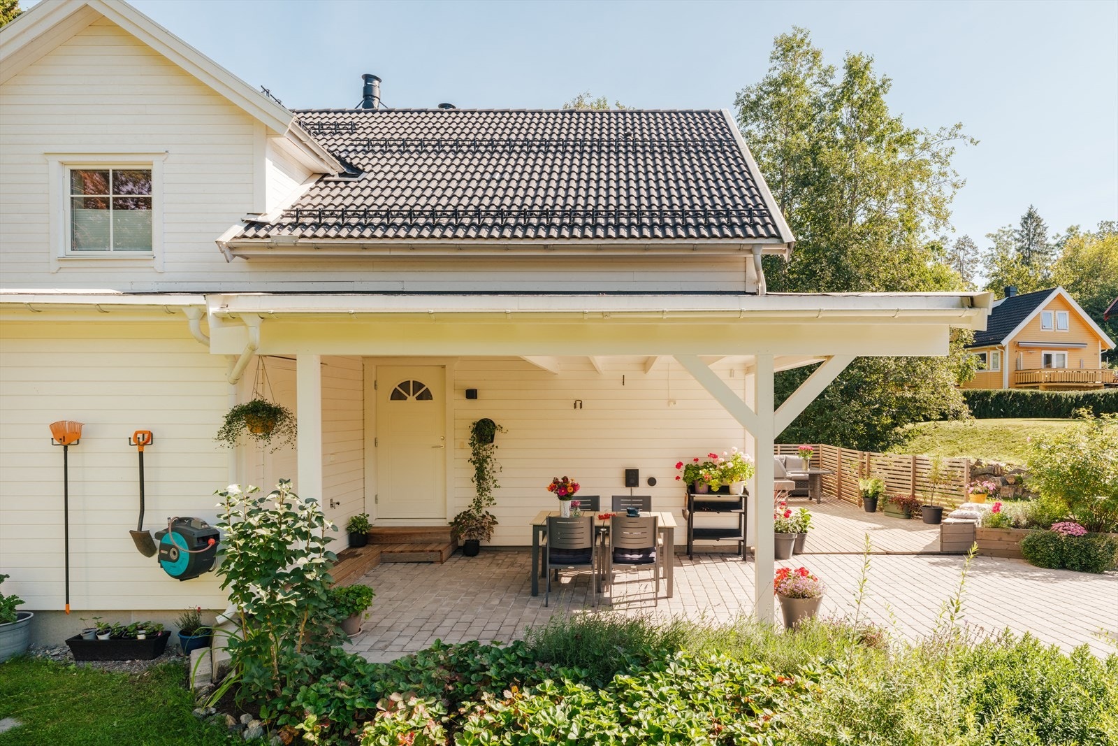 Utenfor inngangspartiet er det etablert en carport. Galleribilde