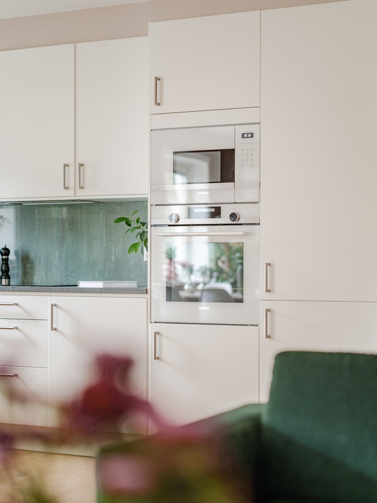 Av integrerte hvitevarer finner du kjøl/fryseskap, mikrobølgeovn, oppvaskmaskin, stekeovn og platetopp med kullfiltervifte over stekesonen. Galleribilde