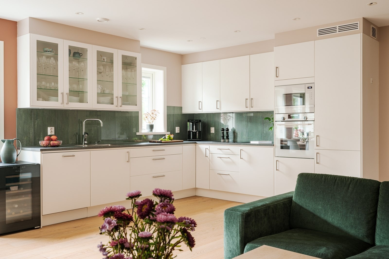 Innredningen har en kombinasjon av glatte fronter og overskap med glassfronter. Galleribilde