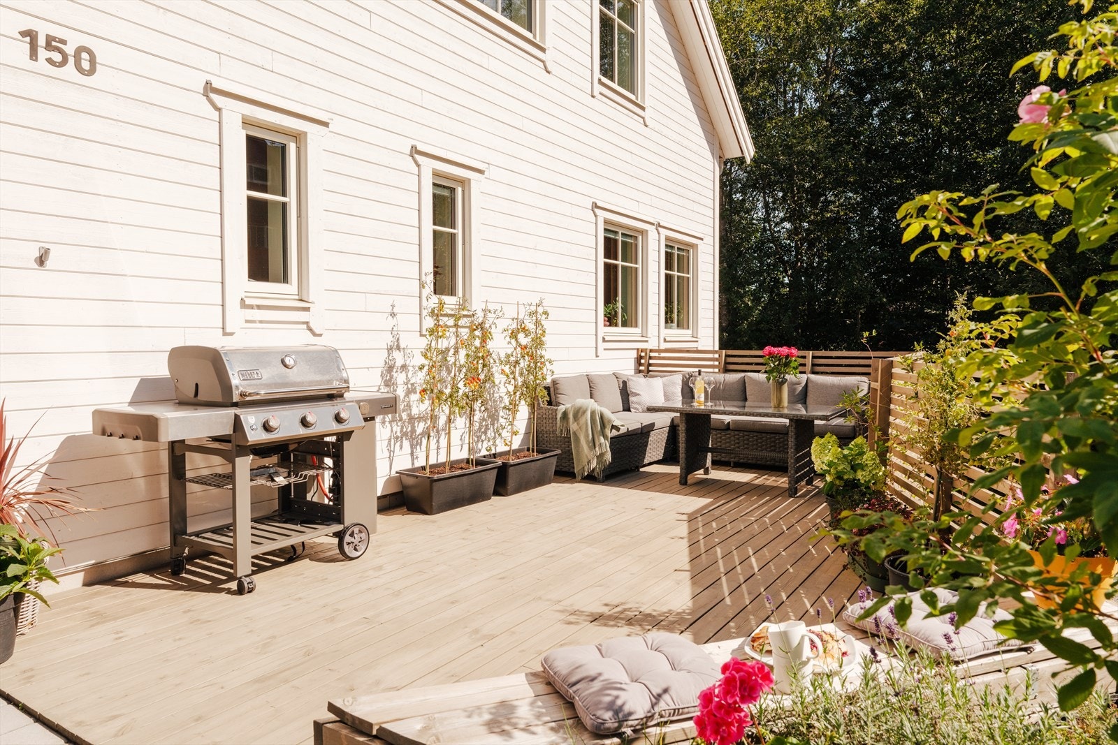 Utenfor boligen er det en sydvestvendt platting på ca. 21 kvm. Galleribilde