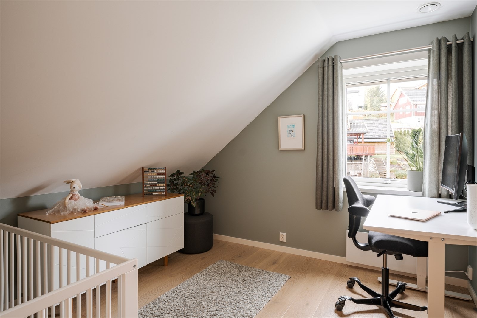 Det andre soverommet ligger vegg i vegg og passer godt som barnerom, gjesterom eller hjemmekontor. Galleribilde