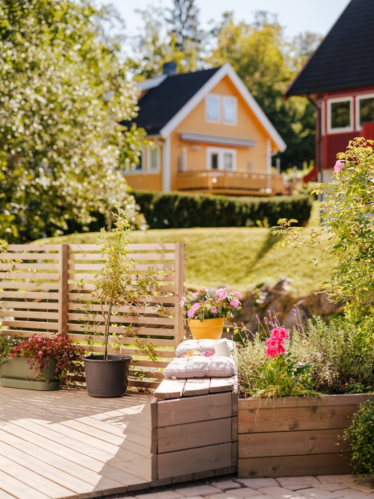 Selger opplyser om at det er sol fra tidlig morgen som kommer inn gjennom stuevinduene, og helt til ca. kl. 20:30 midt på sommeren. Galleribilde