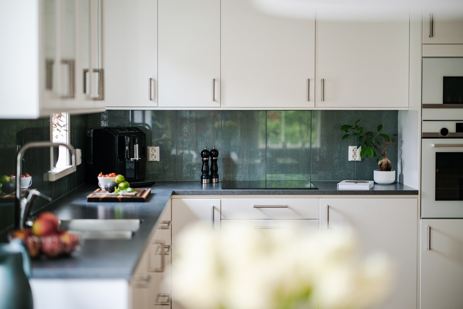 Benkeplaten er i laminat og har en innfelt dobbel oppvaskkum med svingbart blandebatteri fra Mora. Galleribilde