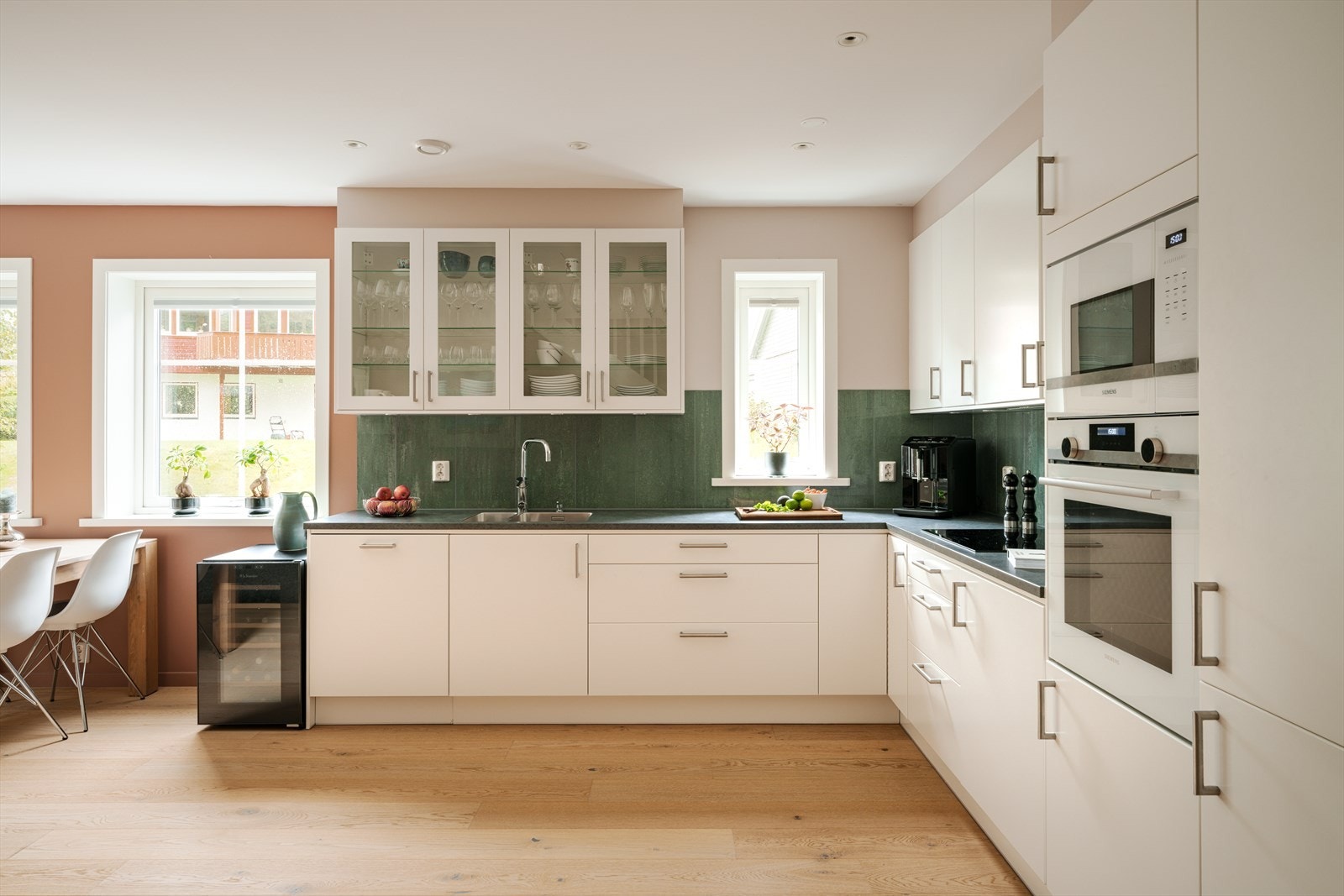 Kjøkken fra Drømmekjøkken med integrerte hvitevarer fra Siemens. Galleribilde