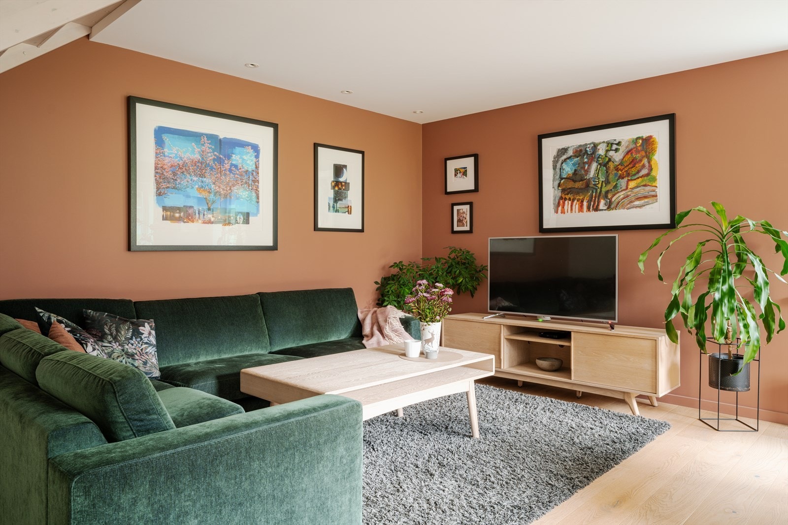 Den gjennomførte fargetonen gir en lun og harmonisk ramme. Galleribilde