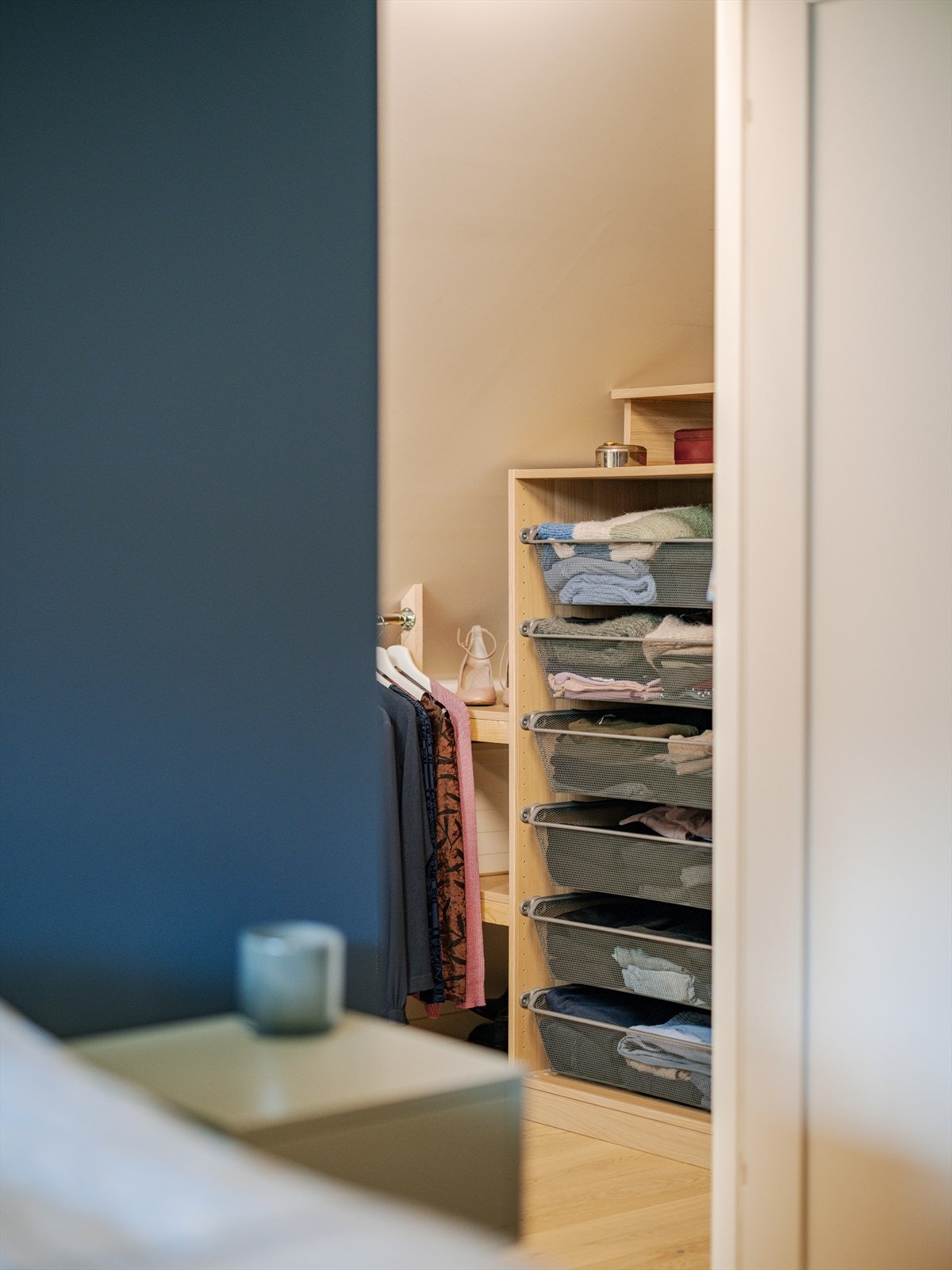 Fra dette soverommet er det adkomst til en innvendig bod som i dag benyttes som garderobe. Galleribilde