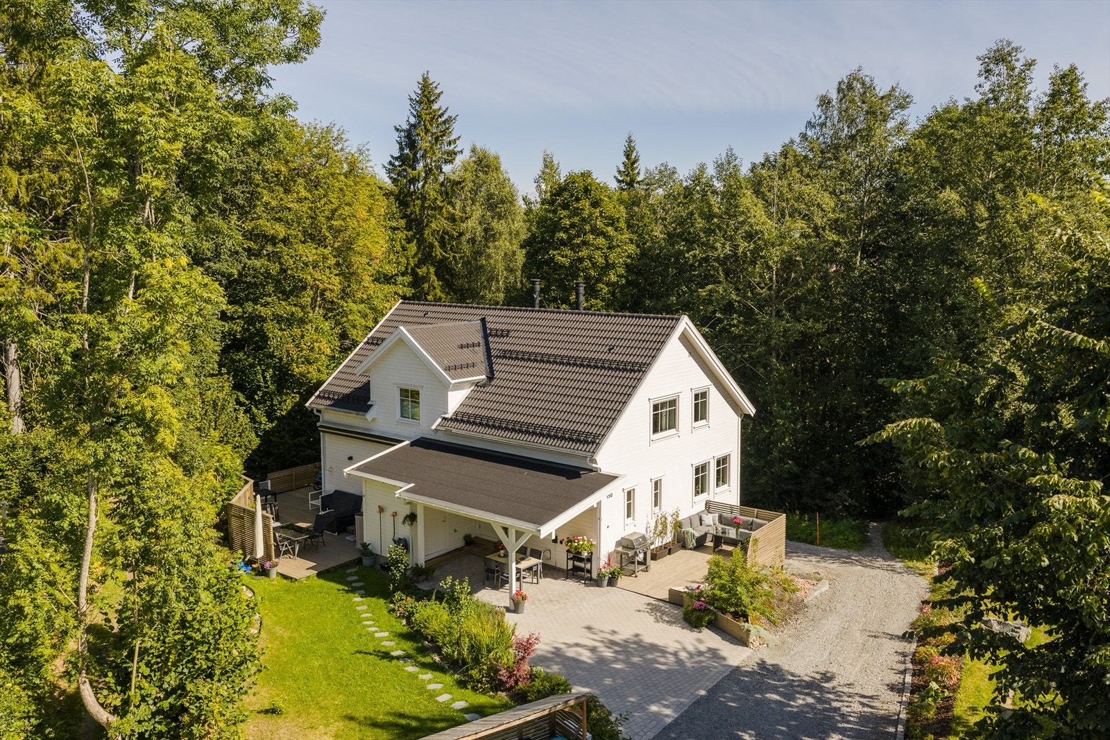 Boligen ligger innerst i en rolig blindvei, og er omkranset av fin natur, hyggelige naboer og et godt bomiljø. Galleribilde