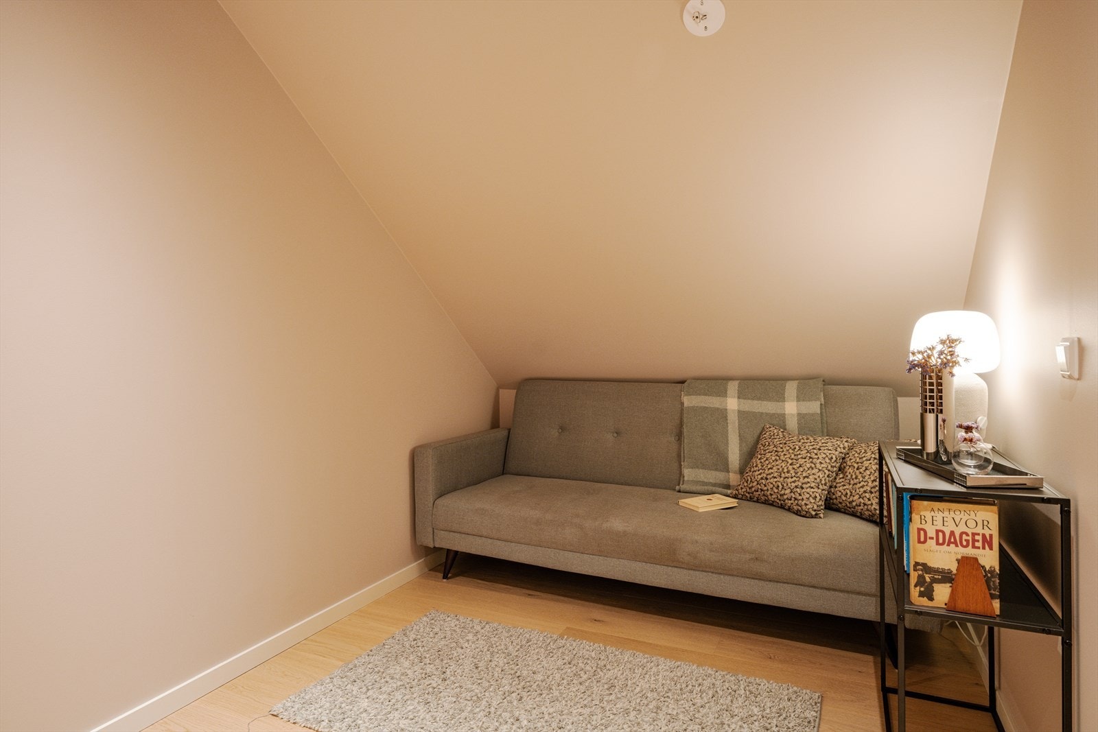 På toppen av trappen er det plass til en koselig lesekrok. På de godkjente byggetegningene er det her tegnet inn en bod. Endringen er ikke omsøkt eller godkjent. Galleribilde