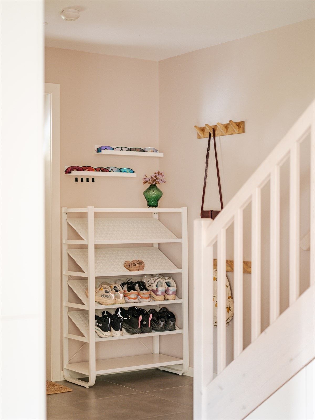 Entréen har flislagt gulv med gulvvarme. Galleribilde