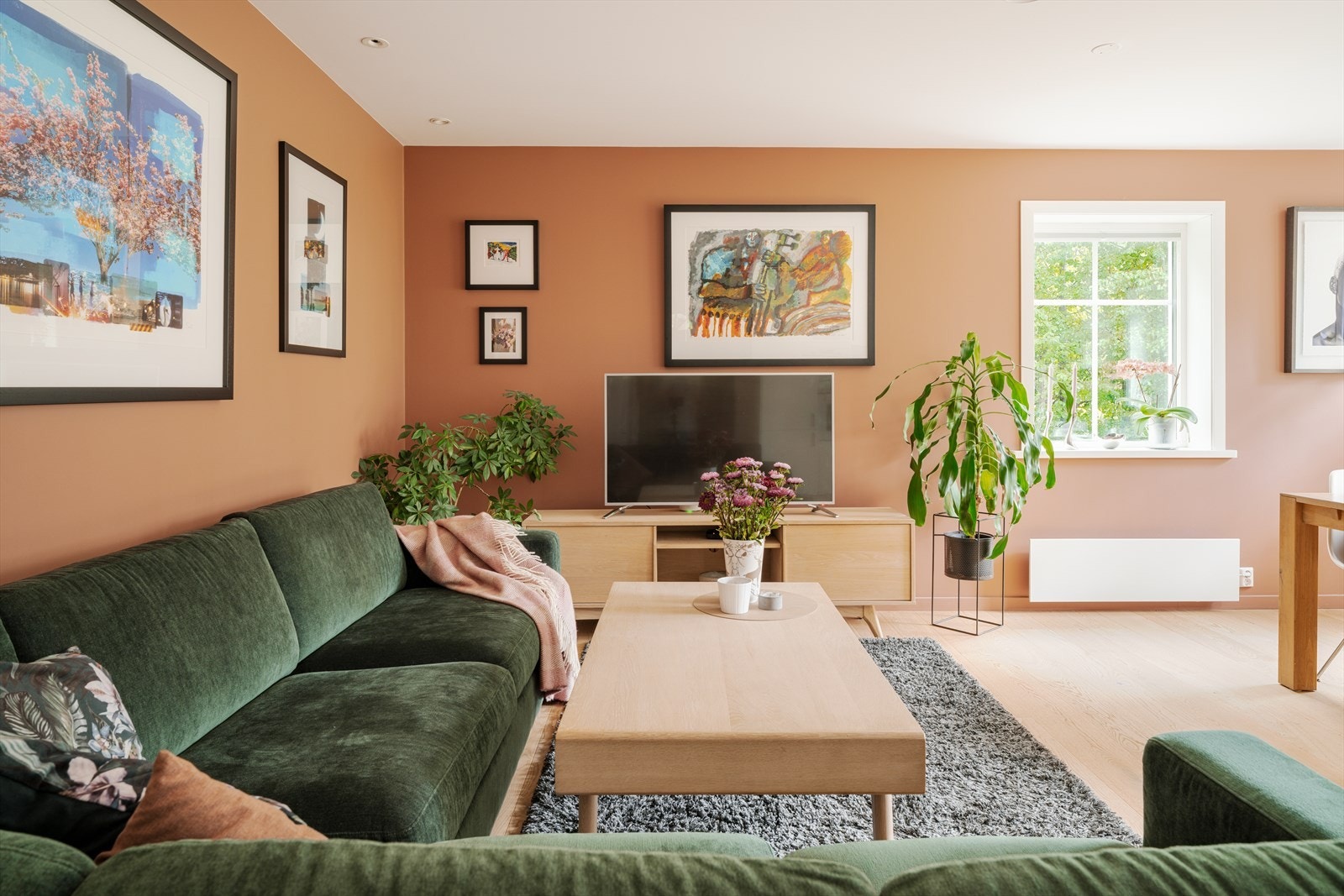 Gulvet er belagt med 1-stavs parkett. Galleribilde