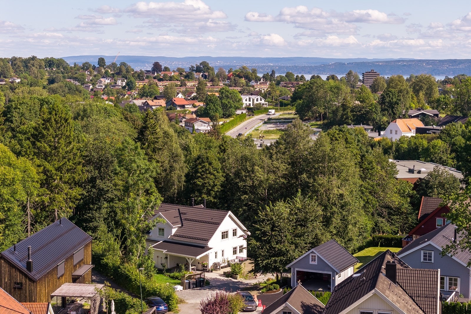 Det er kort vei til Asker sentrum med butikker, restauranter, kulturtilbud og Trekanten kjøpesenter som nå oppgraderes med ny mathall og moderne fellesarealer. Galleribilde