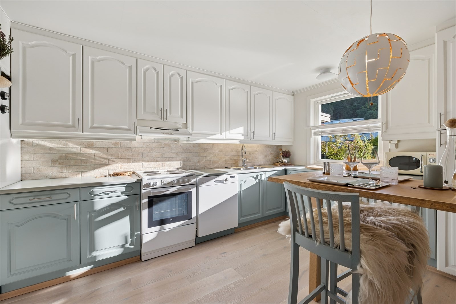 Praktisk kjøkken med god skap og benkeplass. Galleribilde