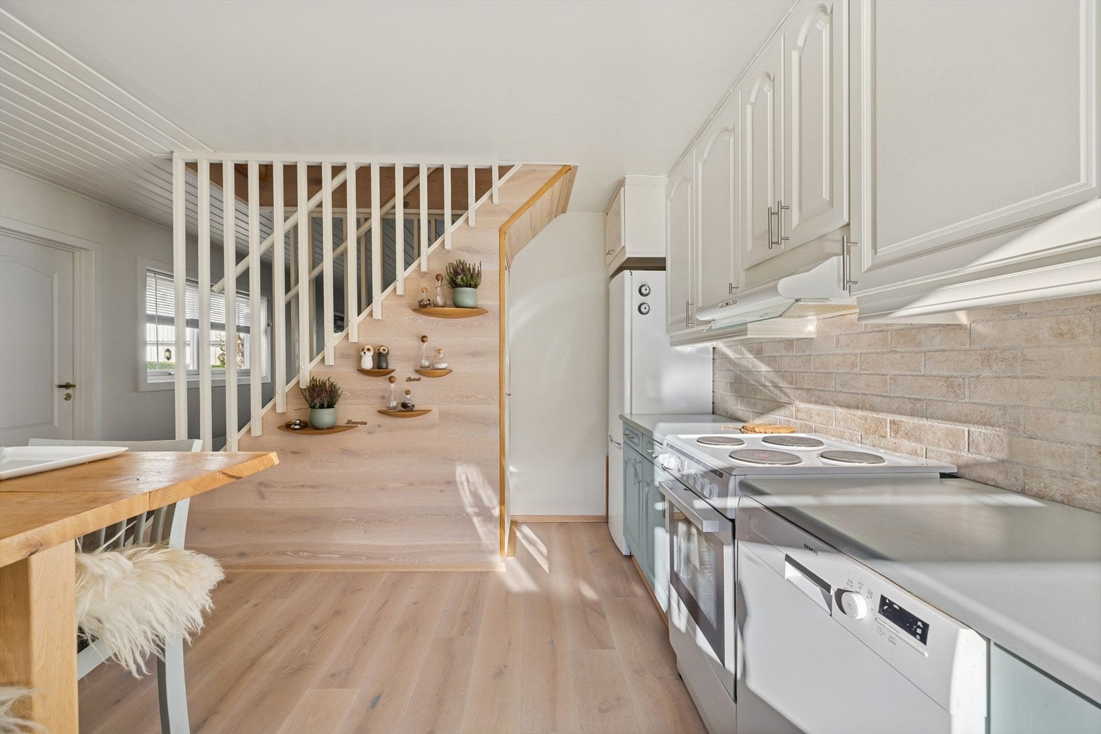 Ekstra oppbevaring under trappen. Galleribilde