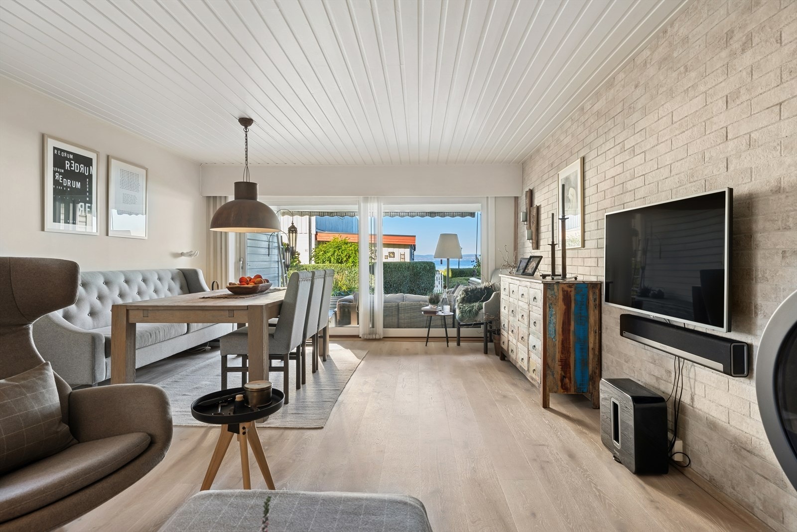 God plass i stue til møblement og spisebord. Galleribilde