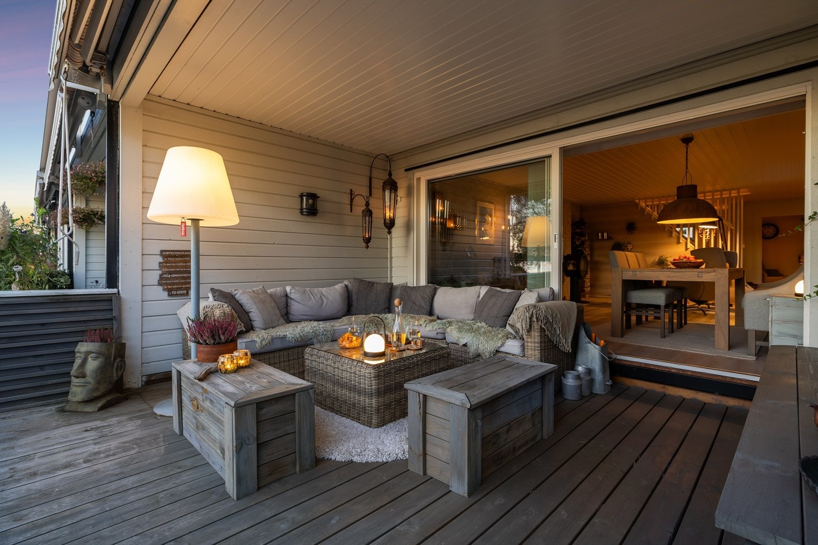 Naturlig forlengelse av stuen i sommerhalvåret. Galleribilde