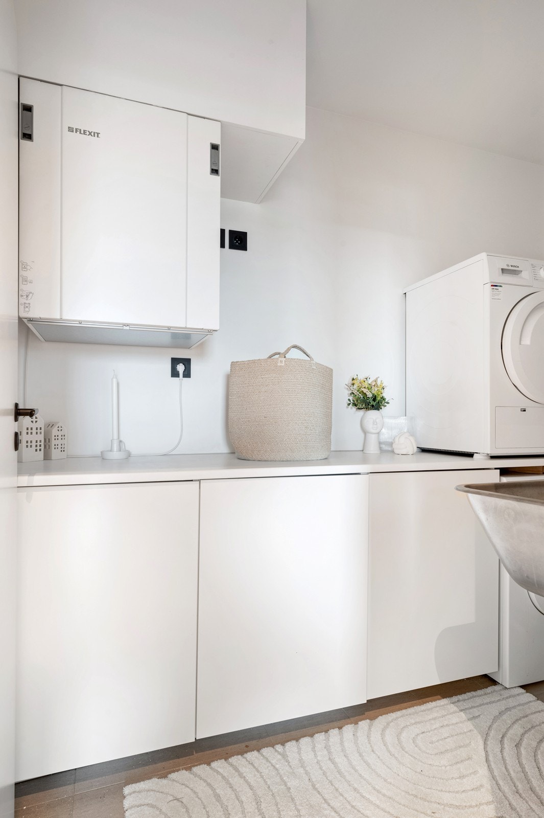 Varmtvannstanken og teknisk del til balansert ventilasjonsanlegg er montert her Galleribilde