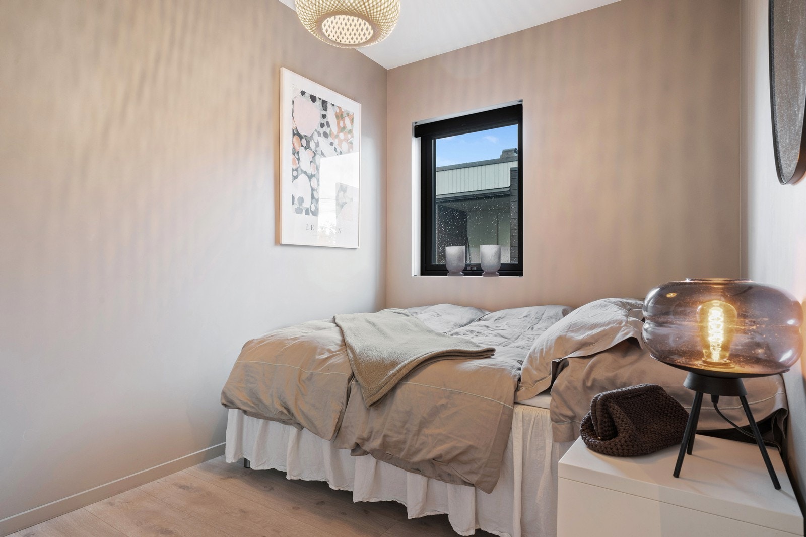 Boligen har tre gode soverom, samlet i underetasjen. Lyse og lune farger er gjennomgående. Soverom 1 har plass til dobbeltseng, nattbord og diverse interiør Galleribilde