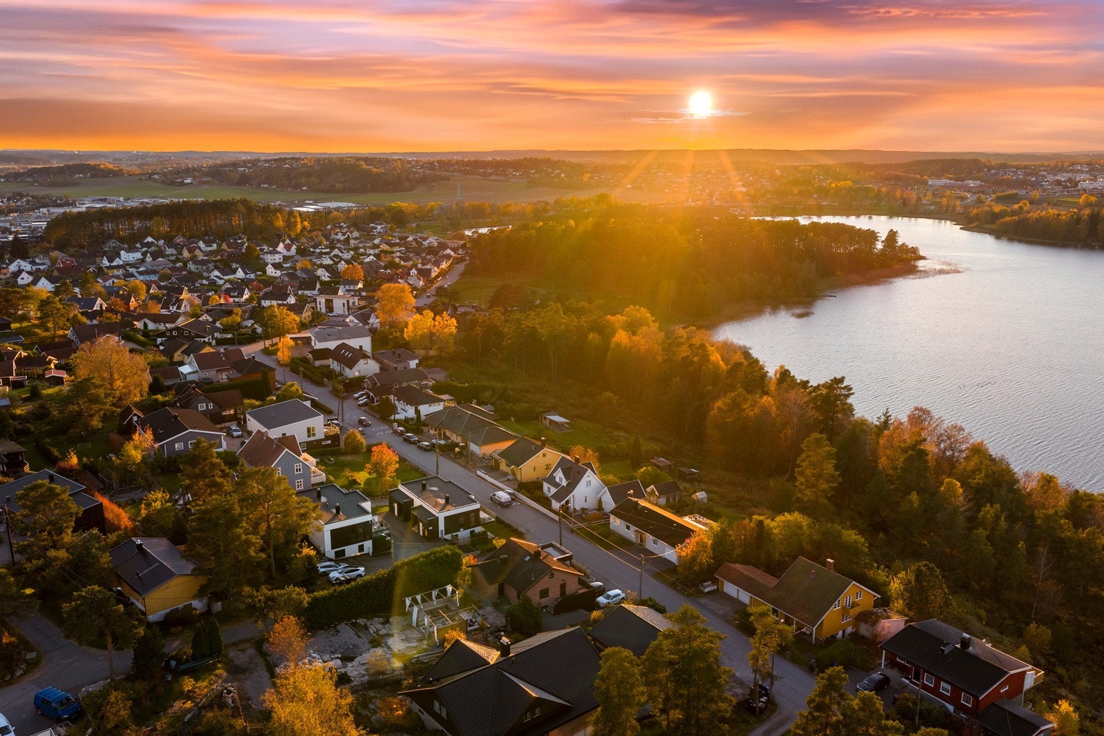 Boligen ligger i et godt etablert område med Tunevannet og Landeparken som nærmeste nabo. Galleribilde