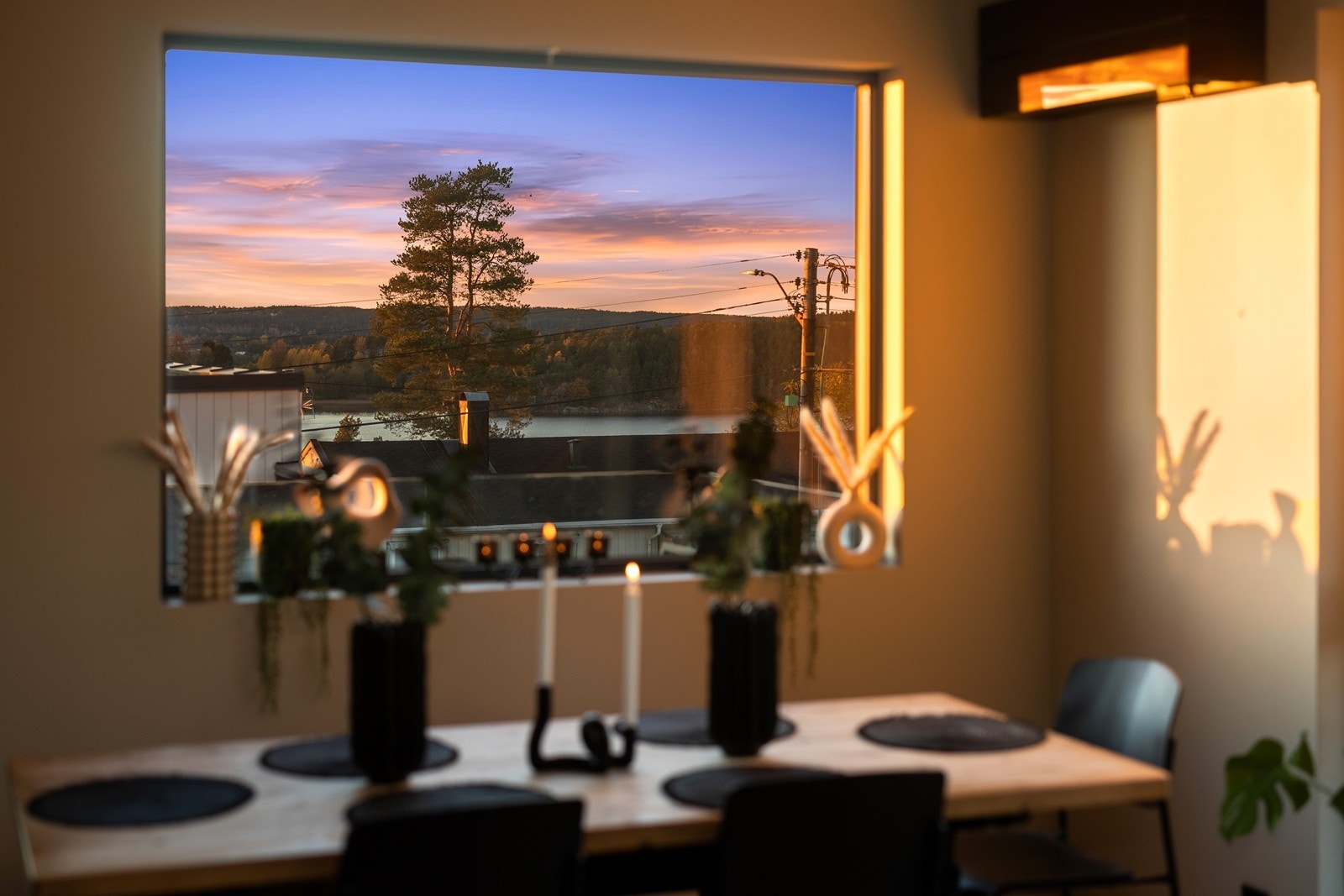 Utsikt fra spisestue i stue. Galleribilde