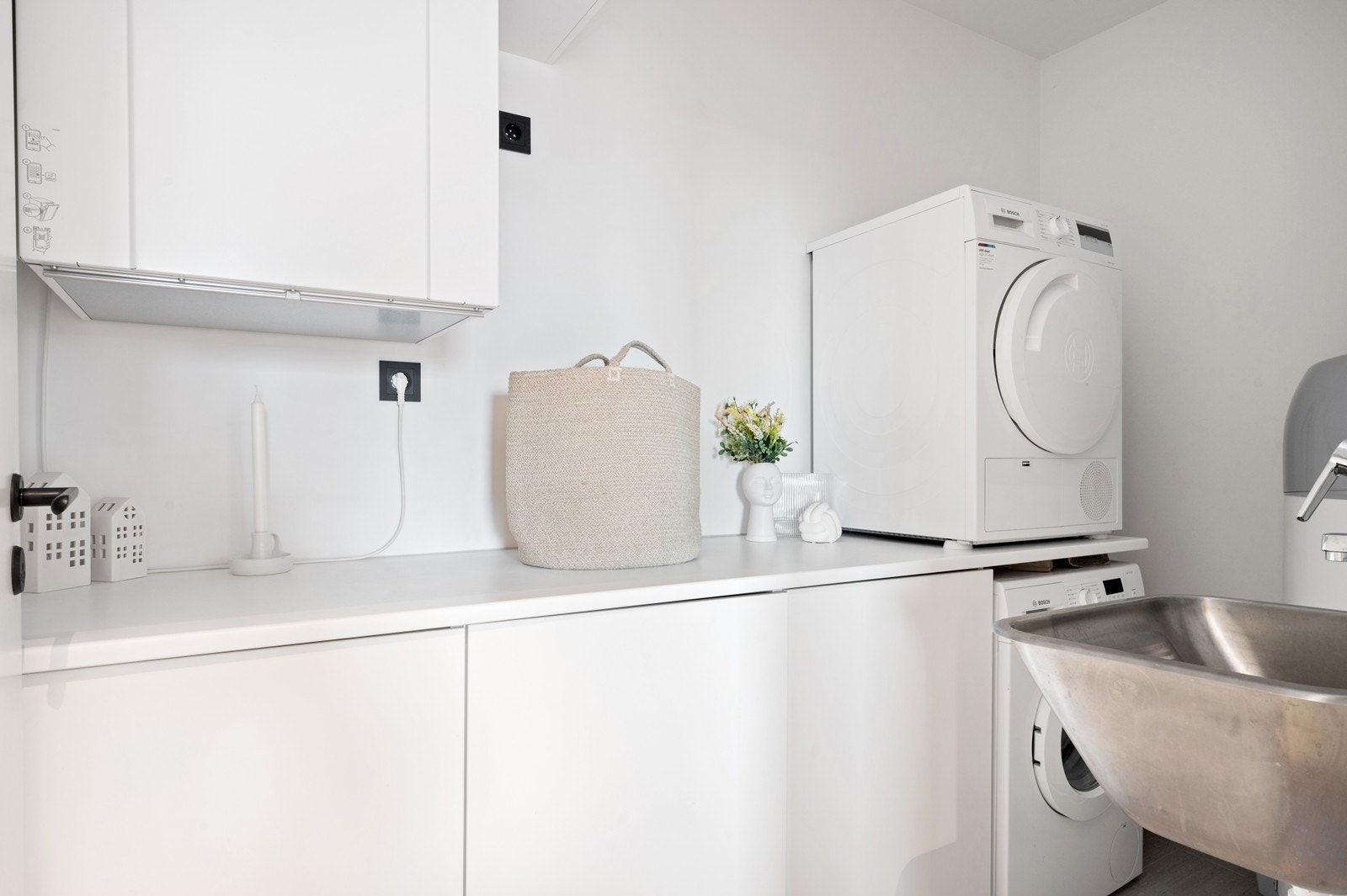 Den innholdsrike boligen og har og et eget, bruksvennlig vaskerom/teknisk rom. Det er innredet med underskap med benk, og nisje for vaskemaskin. Videre er det utslagsvask og plass til tørketrommel Galleribilde