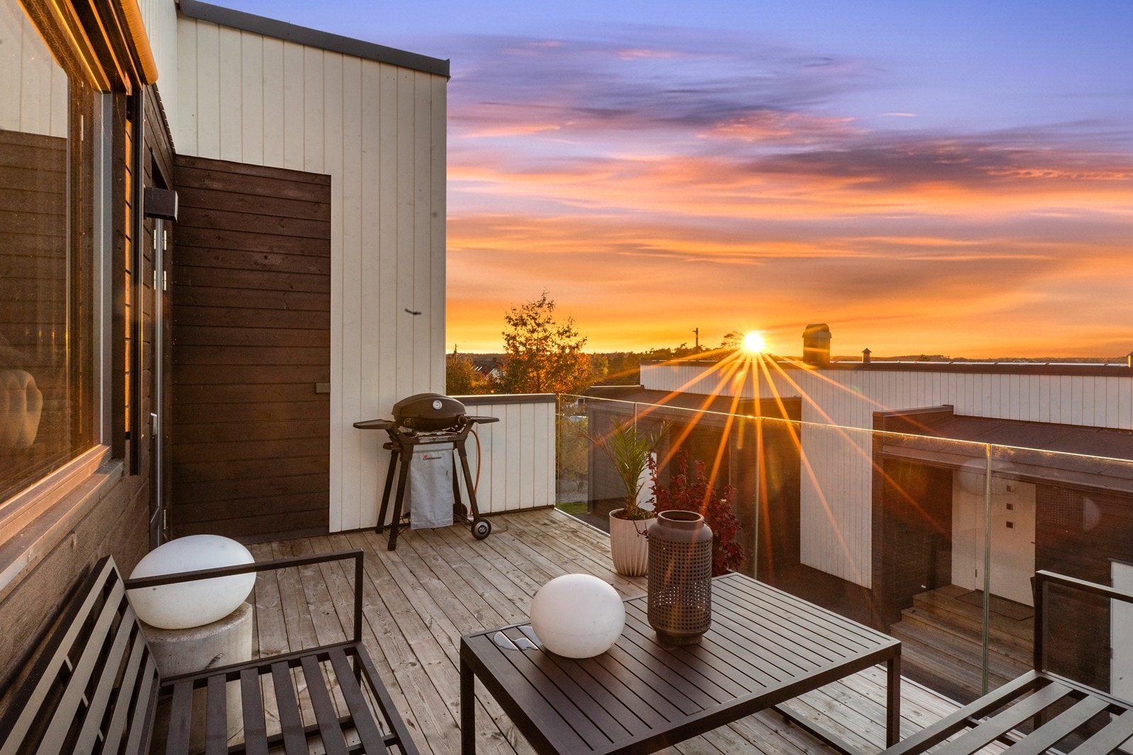 Romslig uteplass med plass til sittegruppe og grill! Galleribilde