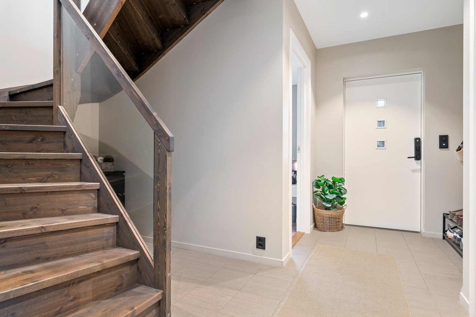 Gang/hall har flislagt gulv, og det er plass til skostativ og klesoppheng Galleribilde