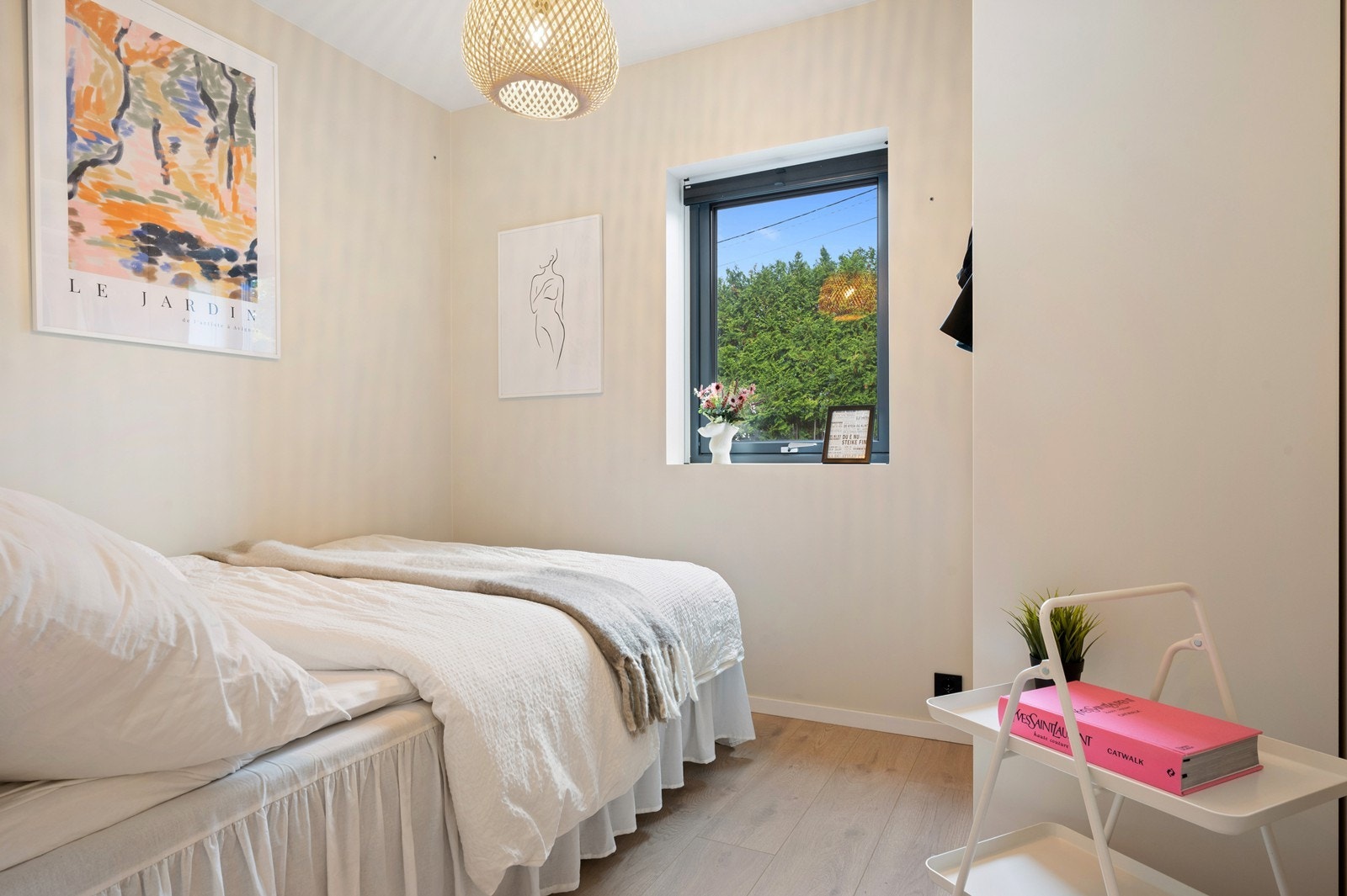 Soverom to har også plass til seng, småmøbler og interiør, og passer fint som gjesterom. Også her er det et åpent garderobeskap for effektiv lagring av klær Galleribilde