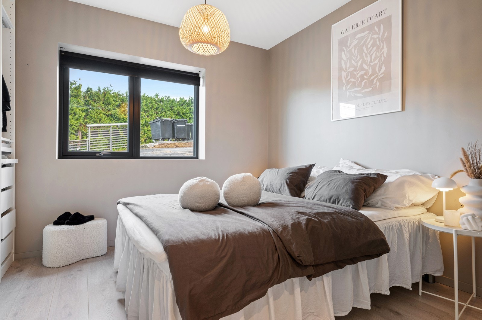 Soverom 3 er av god størrelse, og har god plass til dobbeltseng med tilhørende nattbord og interiør Galleribilde