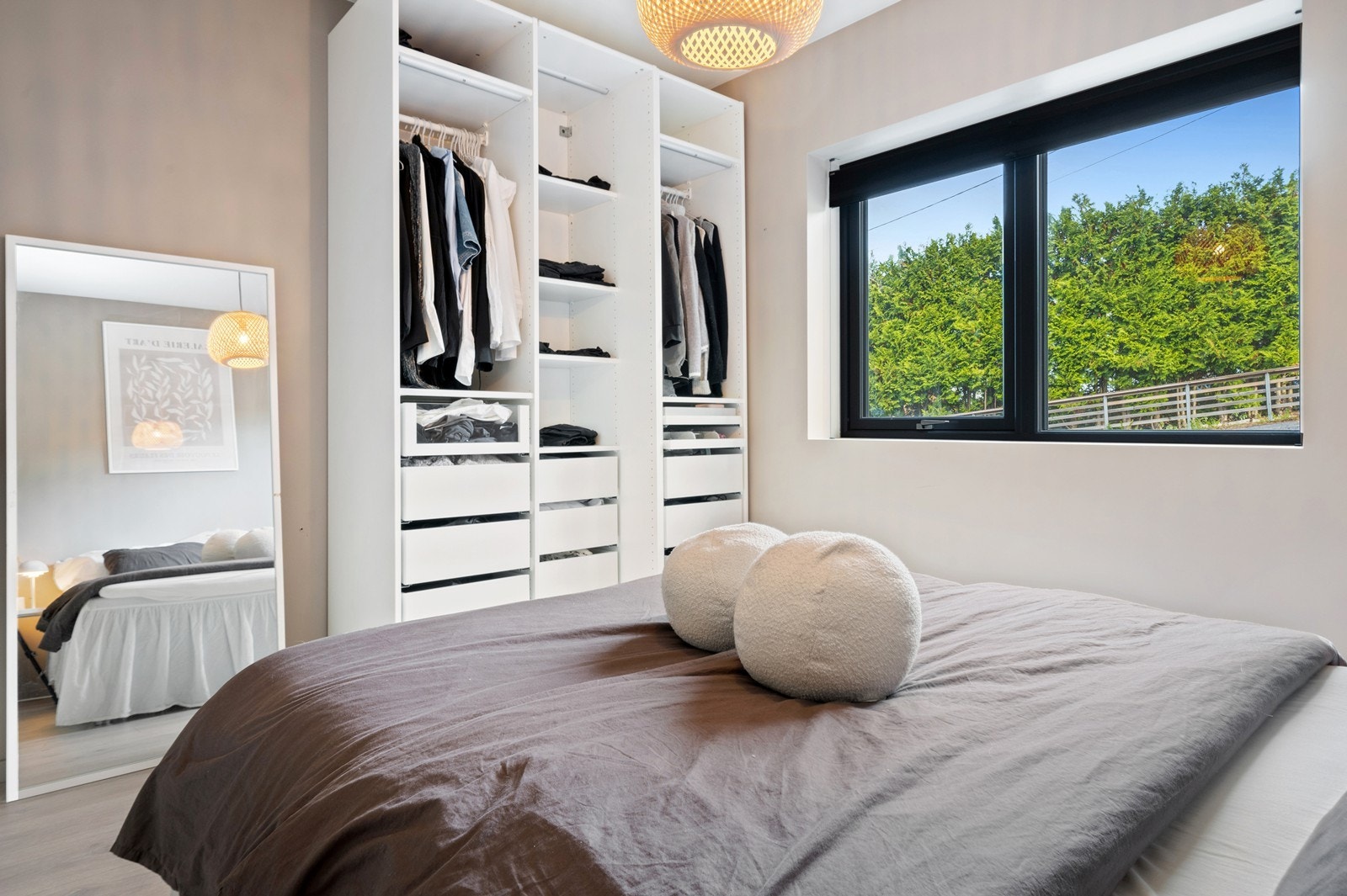 I tillegg er det satt inn en praktisk, åpen garderobeløsning her, som gjør det enkelt å holde orden på klærne Galleribilde