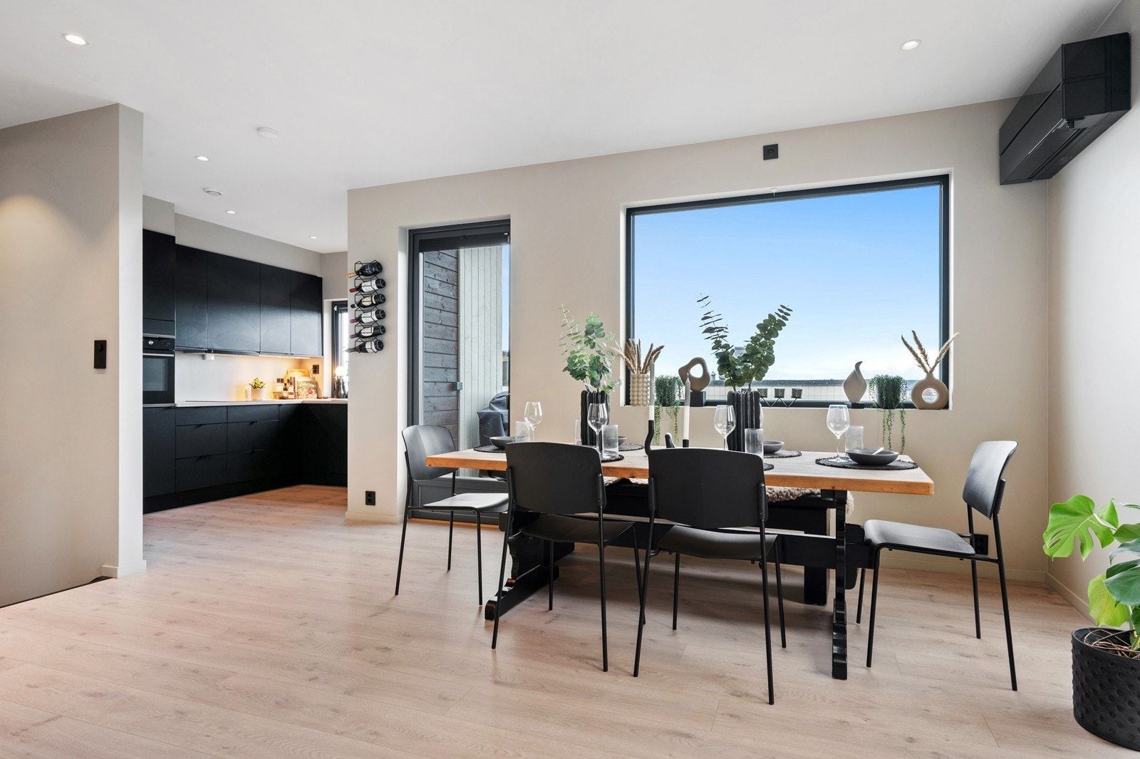 Kjøkkenet ligger åpen mot stuen, likevel ligger det noe skjermet. Spisegruppen er naturlig plassert nærmest kjøkkenet Galleribilde