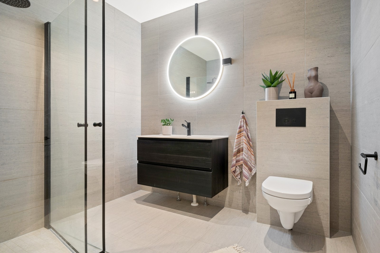 Delikat, helfliset baderom fra byggeåret 2020, i underetasjen. Det er innredet med heldekkende servant i skapinnredning, og speil med ledlys. Videre er det vegghengt wc og dusjhjørne Galleribilde