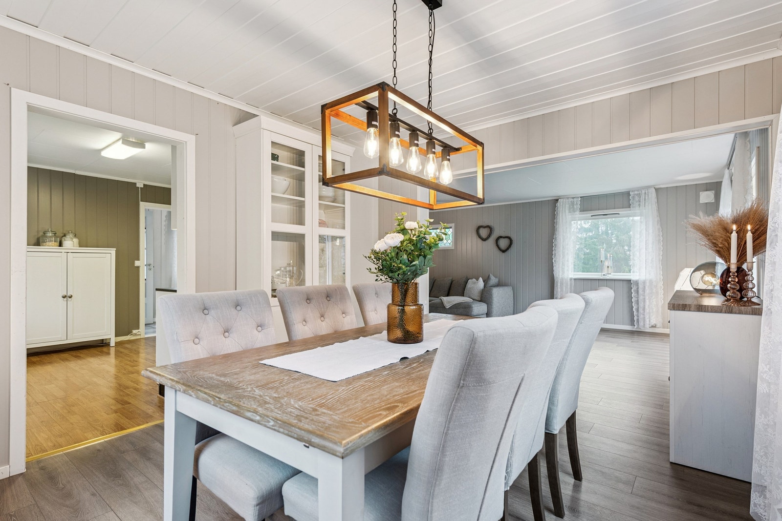 Spisestuen har sin naturlig plassering mellom kjøkkenet og stuen. Galleribilde