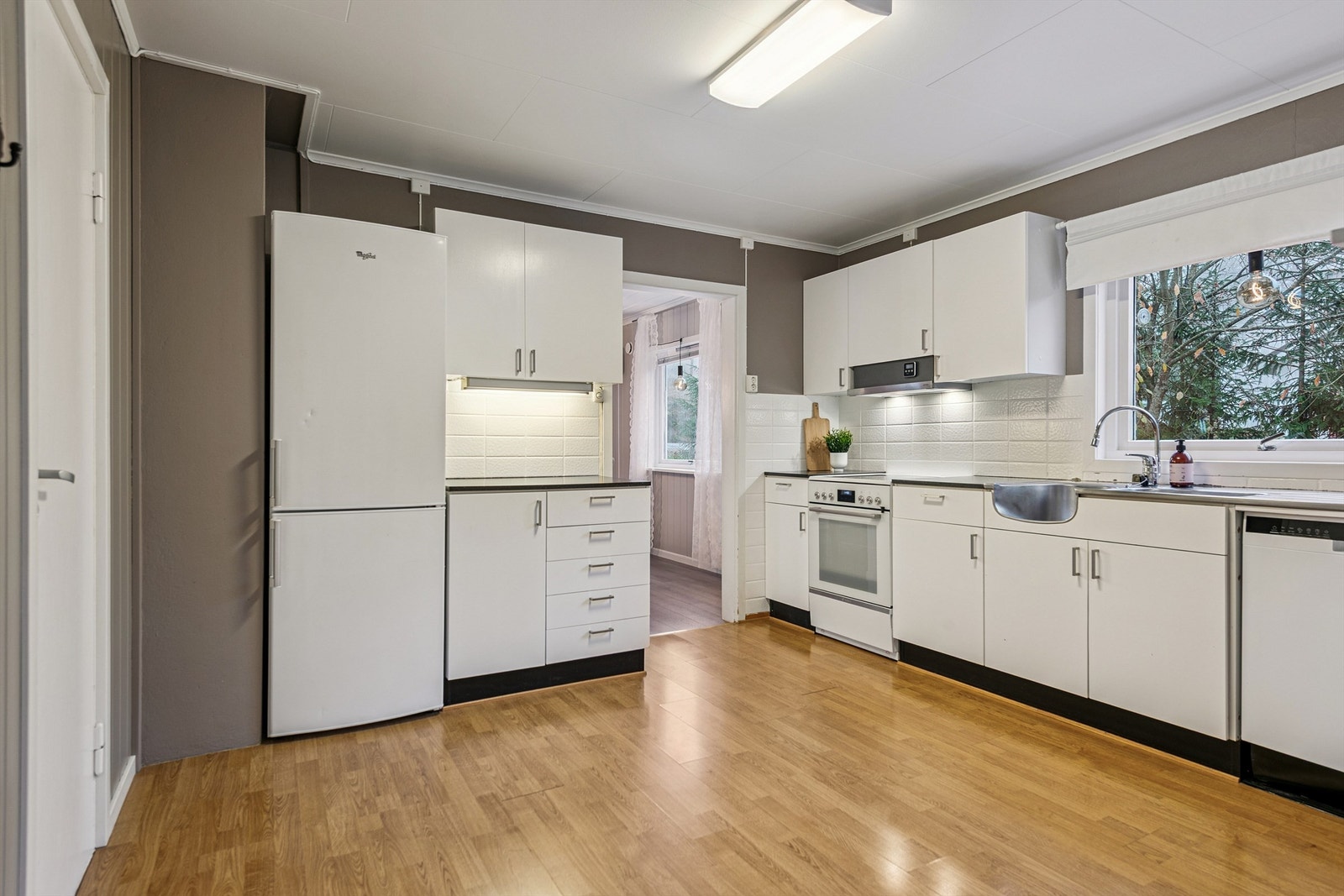 Innredningen er funksjonell med plass til alle nødvendige hvitevarer. Galleribilde