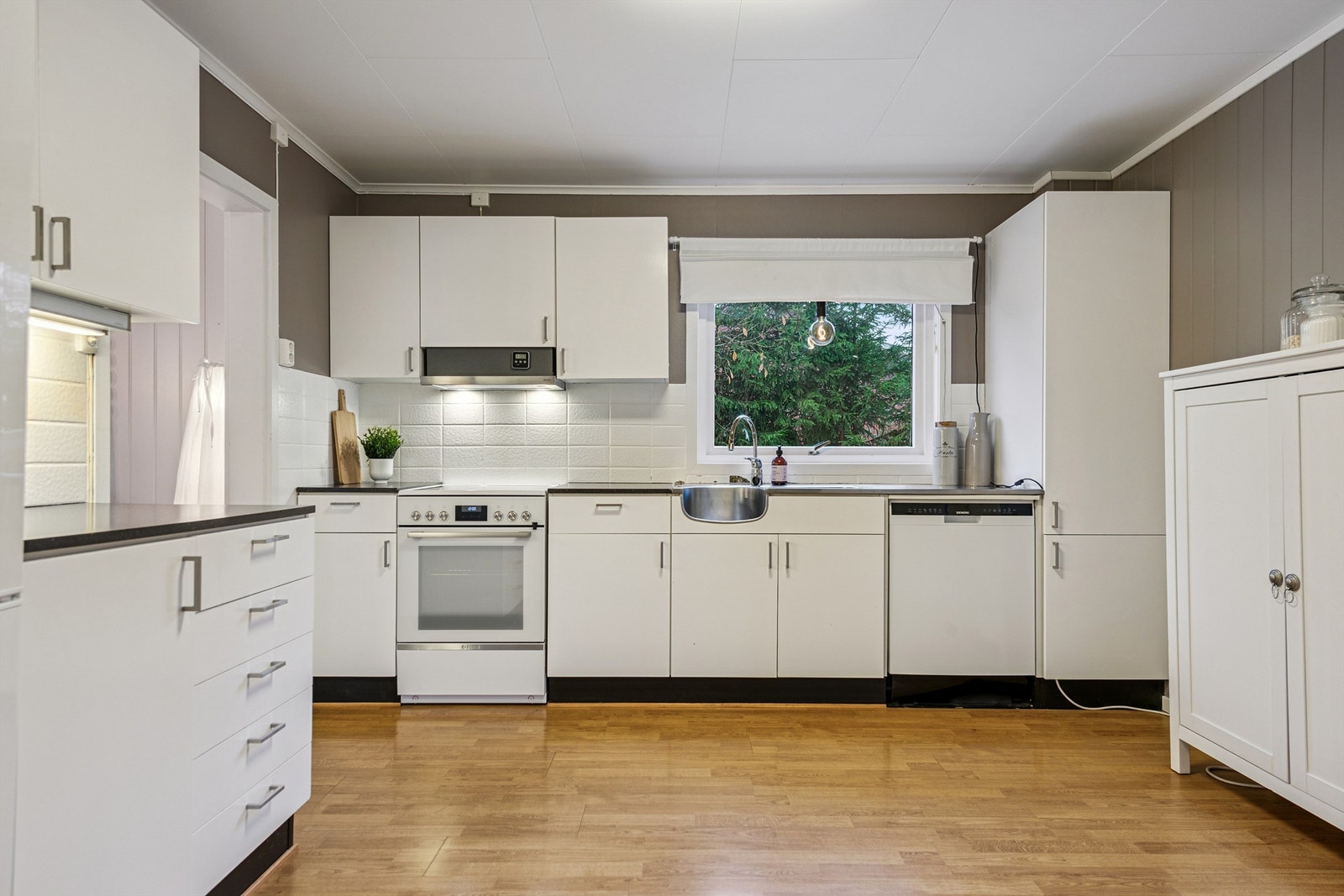 Praktisk og romslig kjøkken med god plass for oppbevaring. Galleribilde